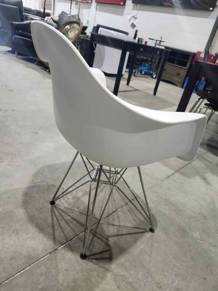 Eiffel Moulded White/Chrome Chair