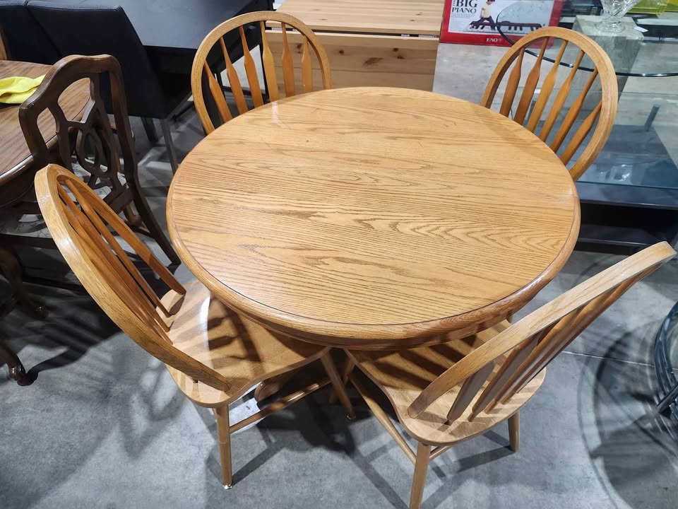 Round Extendable Dining Table + 4 Chairs