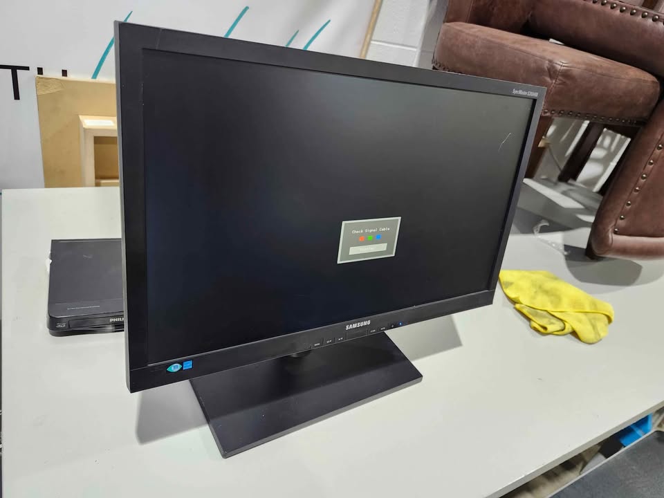 Moniteur LED Samsung SyncMaster S24A460B 24 pouces – Pied réglable
