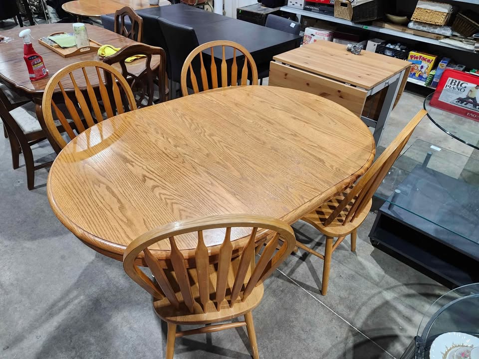 Round Extendable Dining Table + 4 Chairs