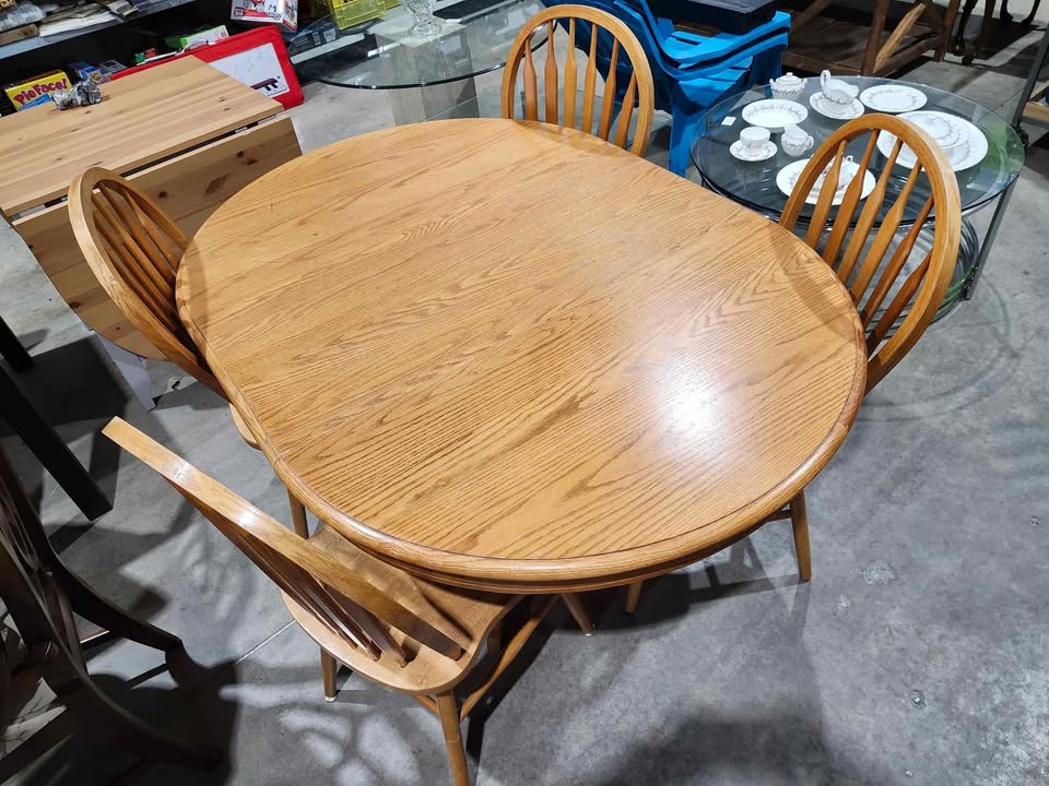 Round Extendable Dining Table + 4 Chairs