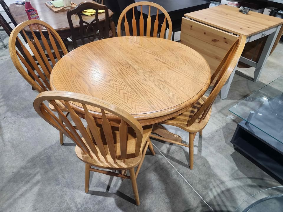 Round Extendable Dining Table + 4 Chairs