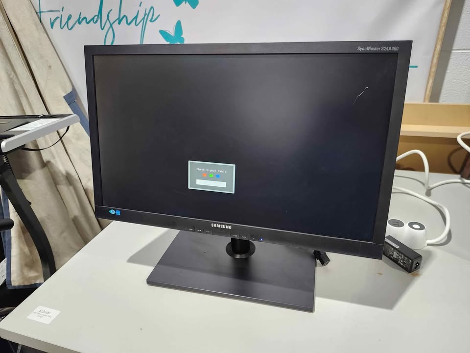 Moniteur LED Samsung SyncMaster S24A460B 24 pouces – Pied réglable