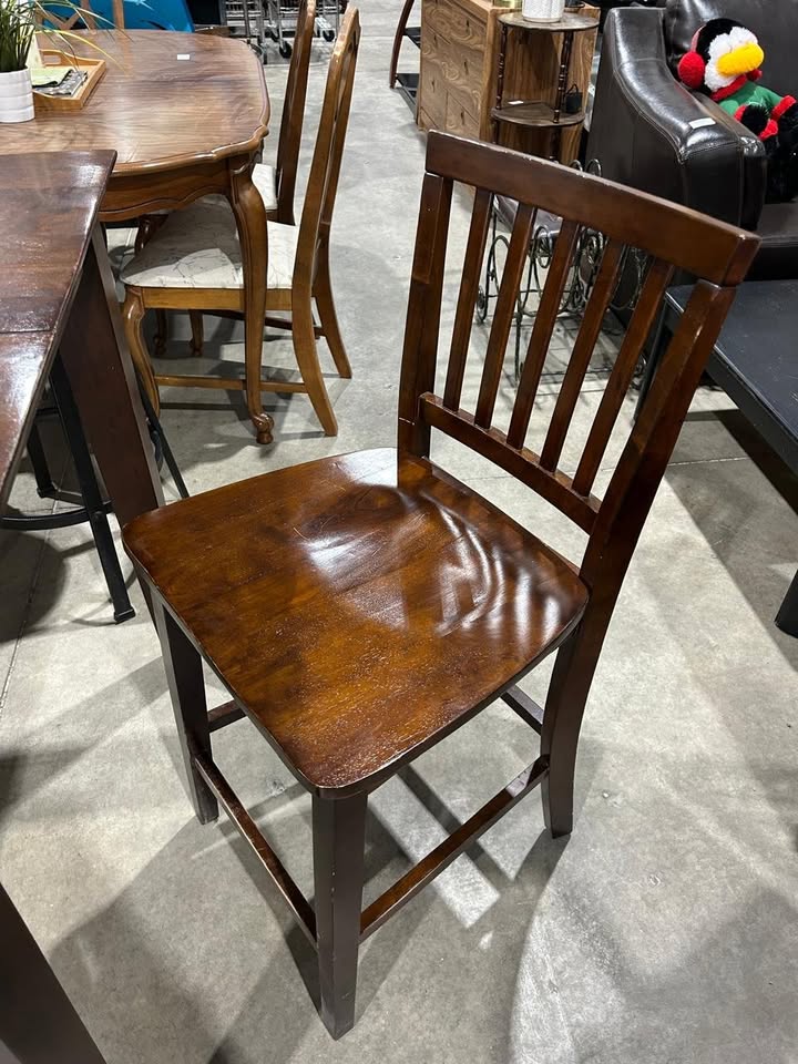 Extra Tall Dinnig Table + 2 Chairs