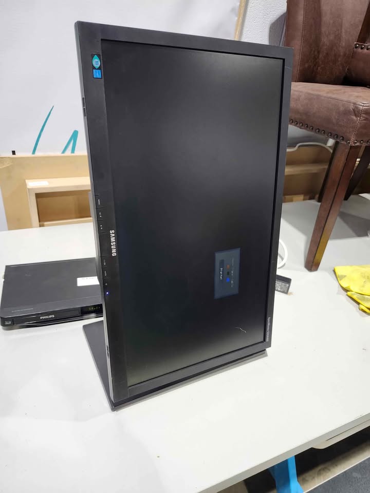 Moniteur LED Samsung SyncMaster S24A460B 24 pouces – Pied réglable