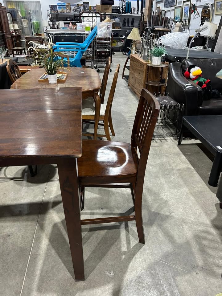 Extra Tall Dinnig Table + 2 Chairs