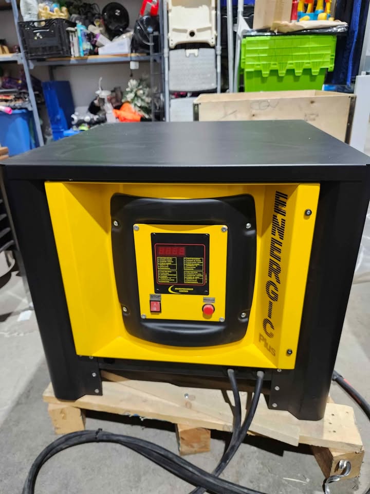 TST-D Series Digital 48v 100A 3-Phase Battery Charger (550AH)