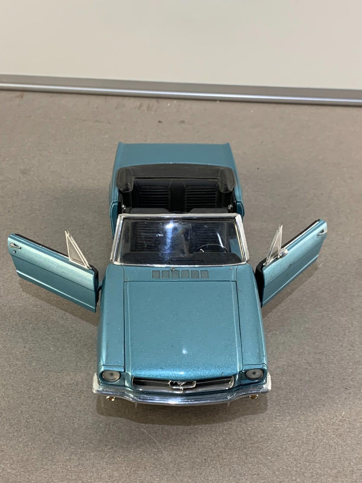 8832-F1 Ford Mustang 1965 Convertible Arcadian Blue Revell 1/18