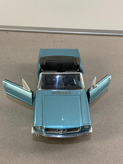 8832-F1 Ford Mustang 1965 Convertible Arcadian Blue Revell 1/18