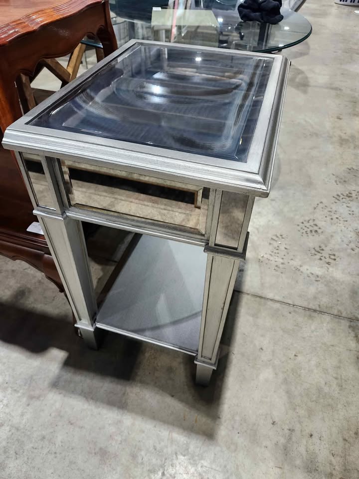 Jah 1 - Drawer Nightstand in Silver with Clear Mirror