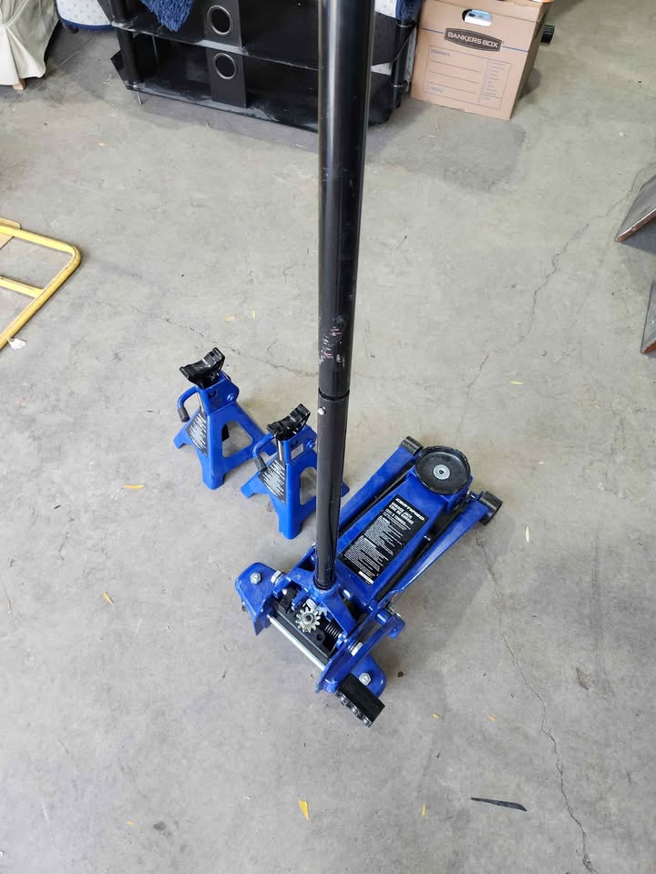 Certified 3-Tonne Axel Stands (2) & Garage Jack