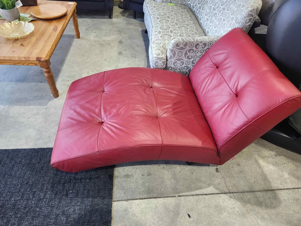 EQ3 Modern Leather Chaise Lounge - Red