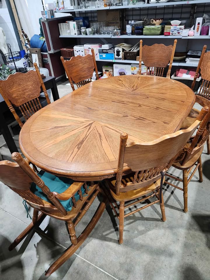 Solid Vintage Wooden Extendable Dining Table with 7 Chairs