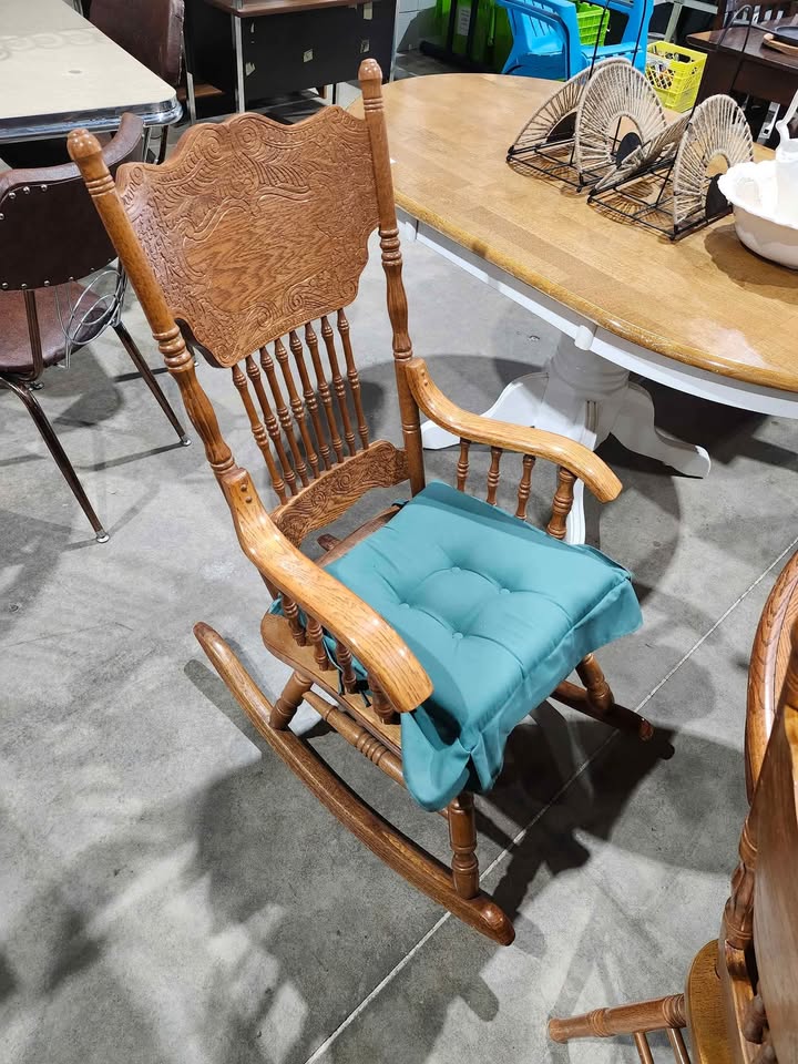 Solid Vintage Wooden Extendable Dining Table with 7 Chairs