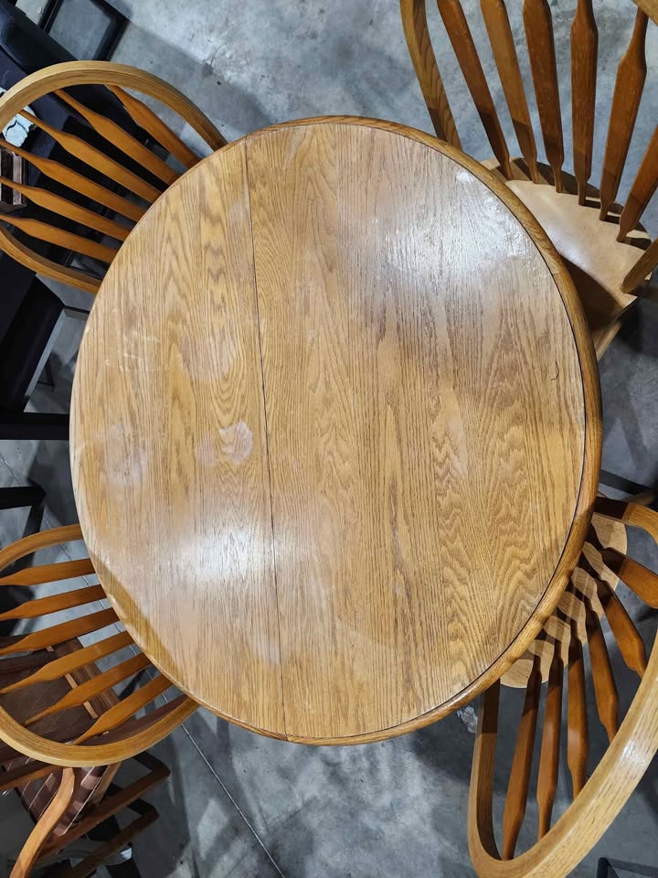 Solid Wooden Round Dining Table with 4 Chairs