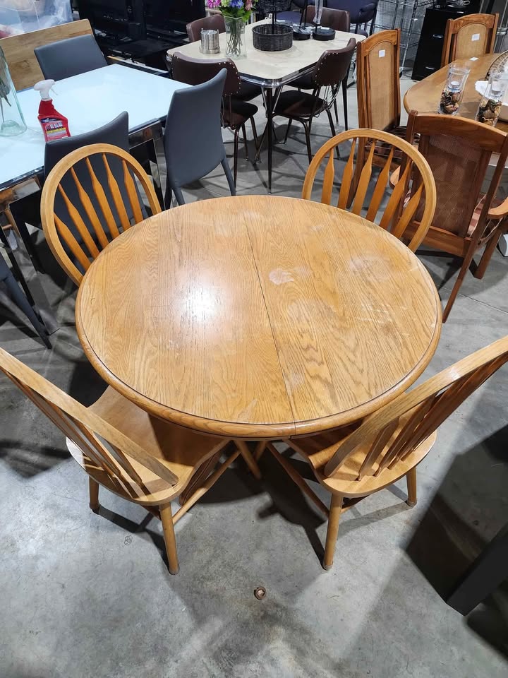 Solid Wooden Round Dining Table with 4 Chairs