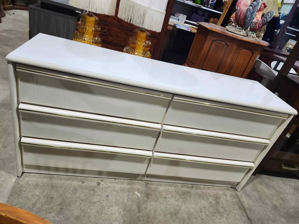 White/Cream Lacquered 6 Drawer Dresser