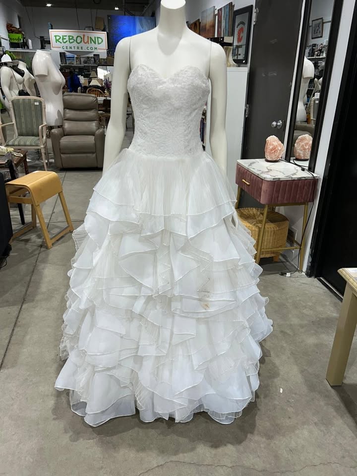Sweetheart Neckline Wedding Dress with Ruffled Skirt - Size S