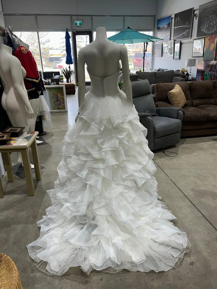 Sweetheart Neckline Wedding Dress with Ruffled Skirt - Size S