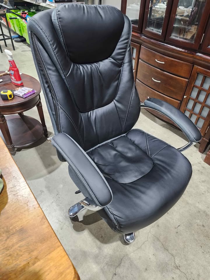 Executive High Back PU Leather Office Chair (read description)