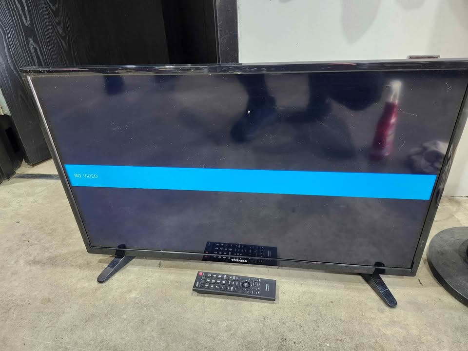 Toshiba 32" HDTV with Remote