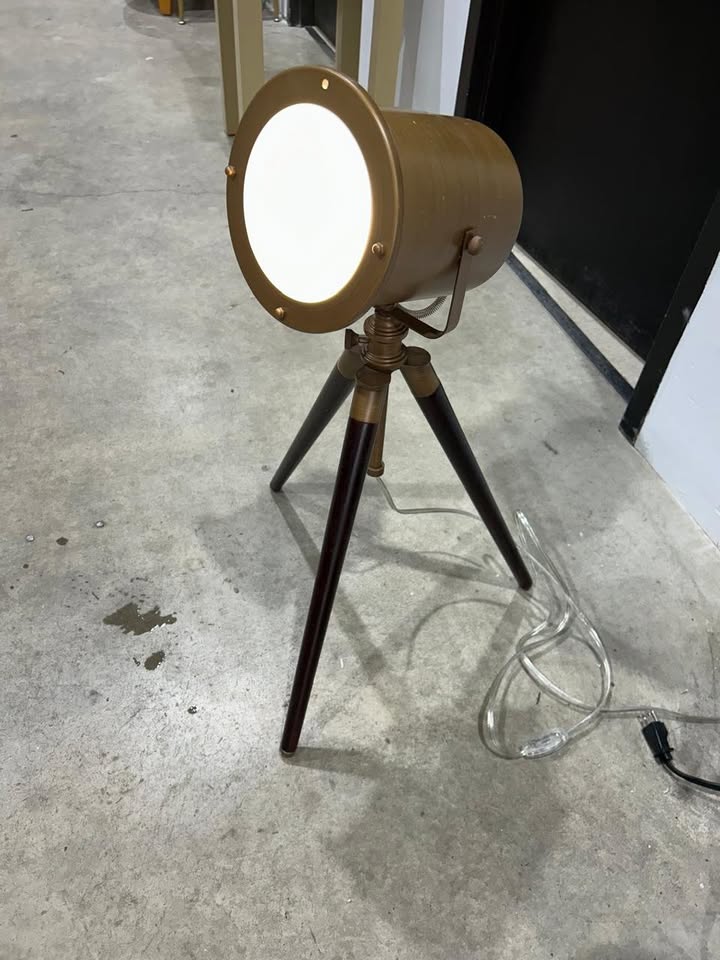 Tripod Stand Cool Lamp