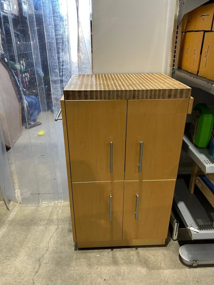 Kitchen Cabinet/Island