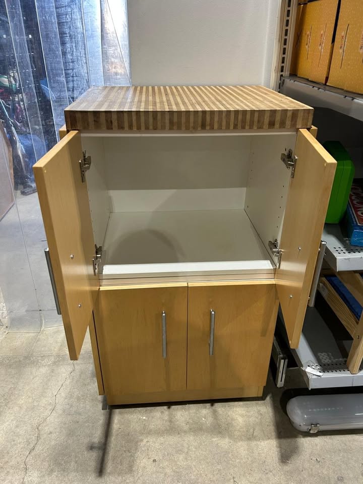 Kitchen Cabinet/Island