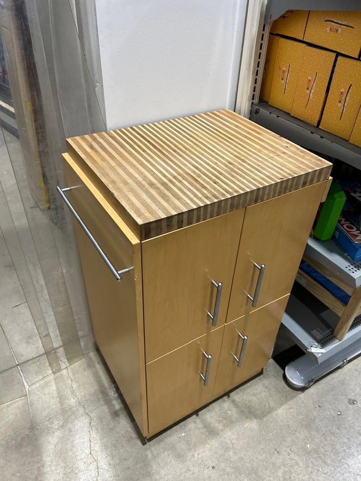 Kitchen Cabinet/Island