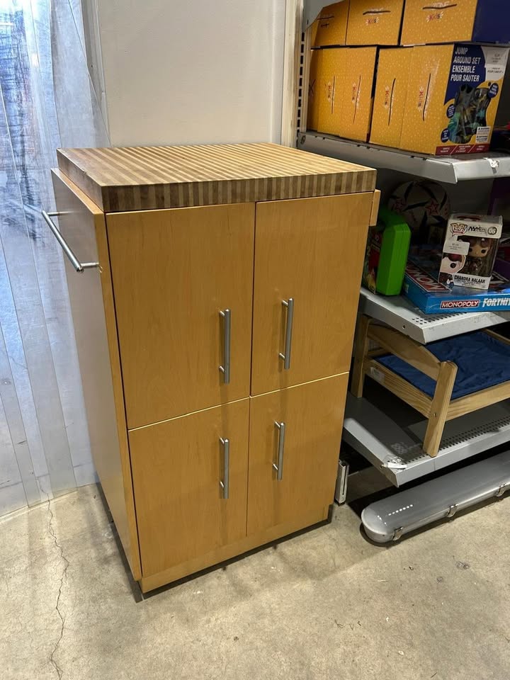 Kitchen Cabinet/Island