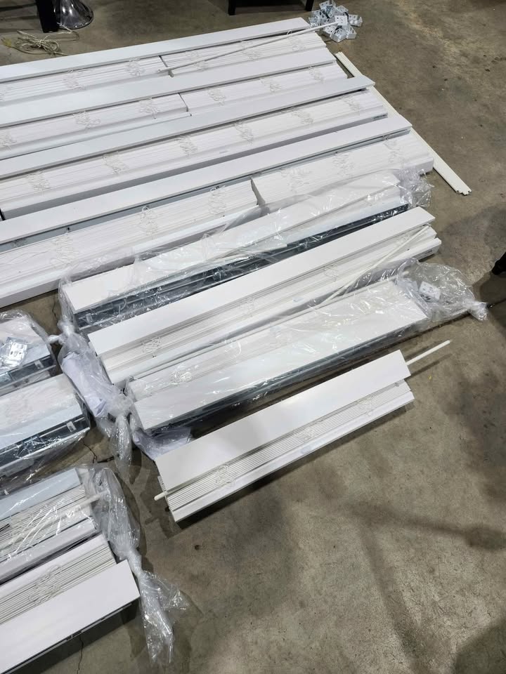 Brand New! 2.5" Faux Wood White Cordless Blinds 34 (w) X 45.87 (h)