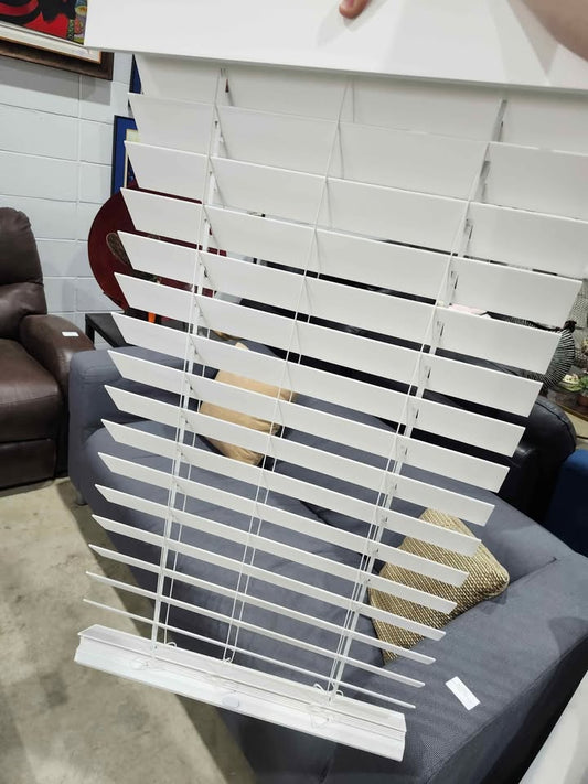 Brand New! 2.5" Faux Wood White Cordless Blinds 28 (w) x 40 (h)