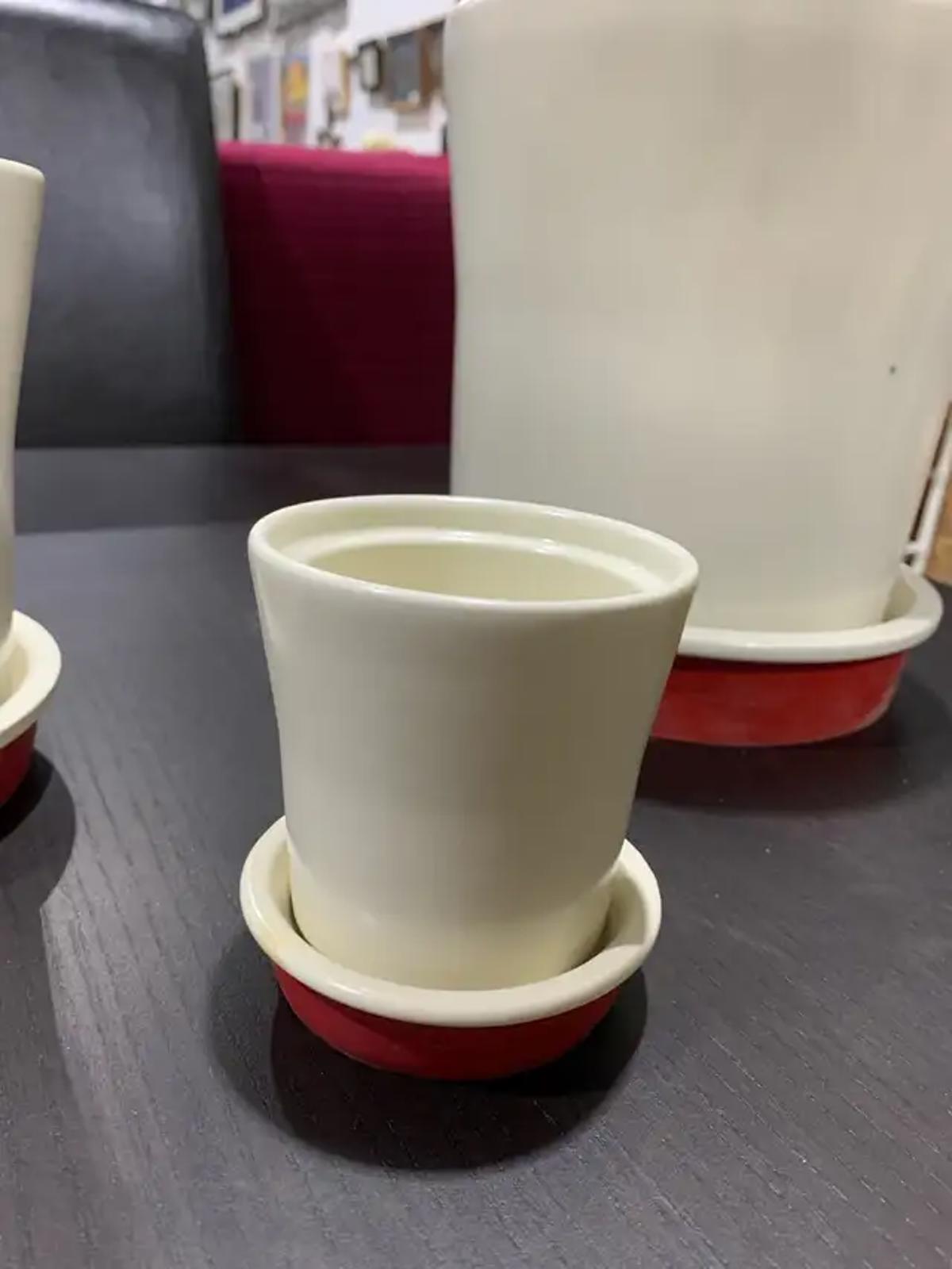 Pots à fleurs crème avec base en caoutchouc rouge – lot de 3