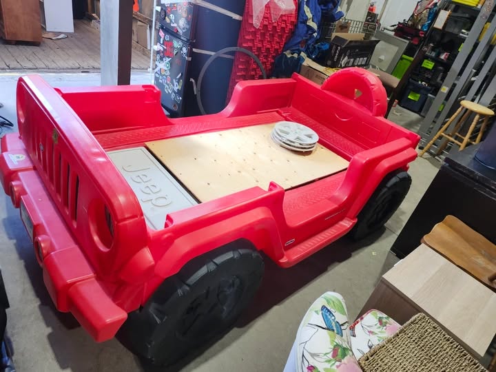 Little Tikes Jeep Wrangler shaped Toddler/Twin Bed