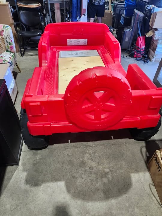Little Tikes Jeep Wrangler shaped Toddler/Twin Bed