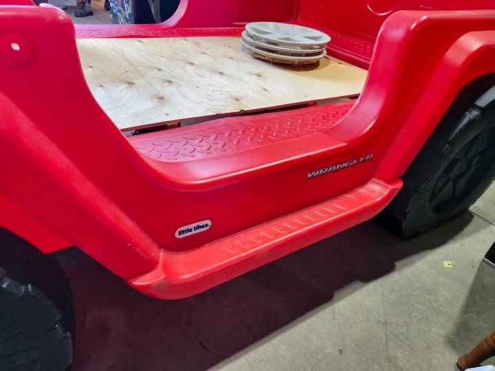 Little Tikes Jeep Wrangler shaped Toddler/Twin Bed