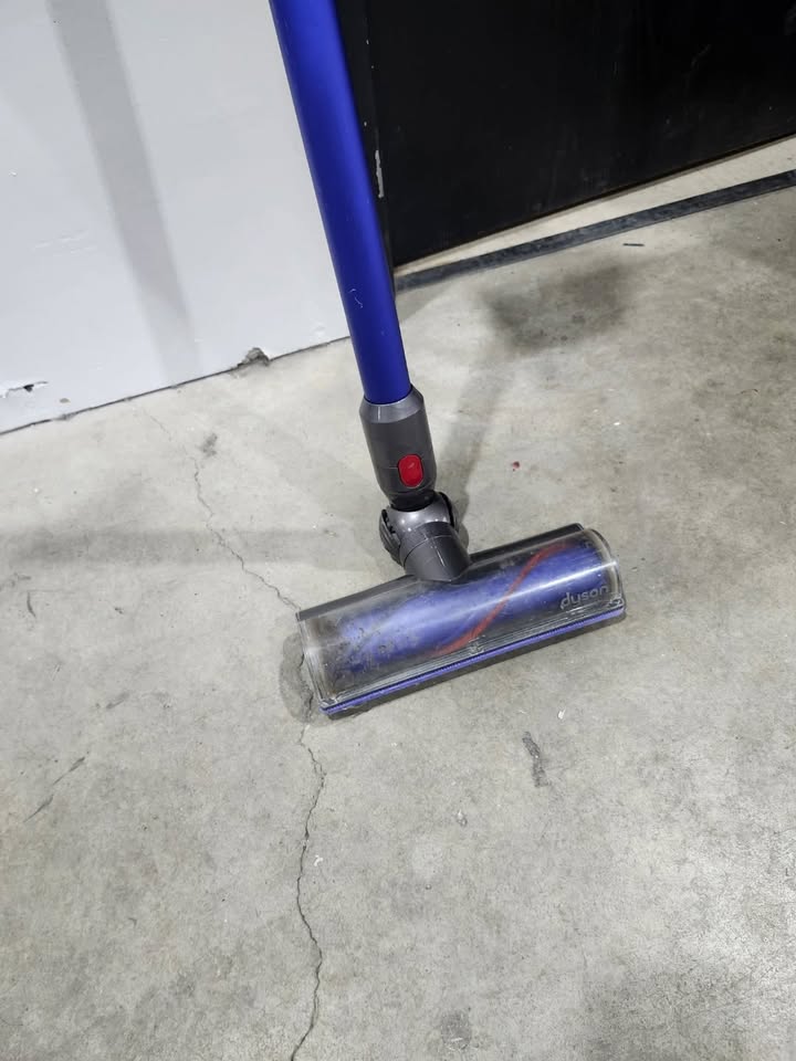 Dyson V7 Cordless Stick Vacuum (No Charger/Untested)