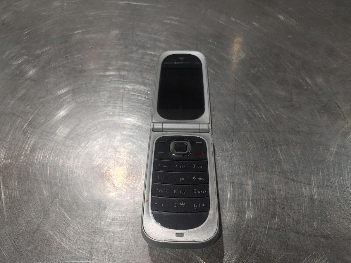 Téléphone portable vintage Nokia à clapet modèle 7020a-2 type RM-497 gris non testé état correct