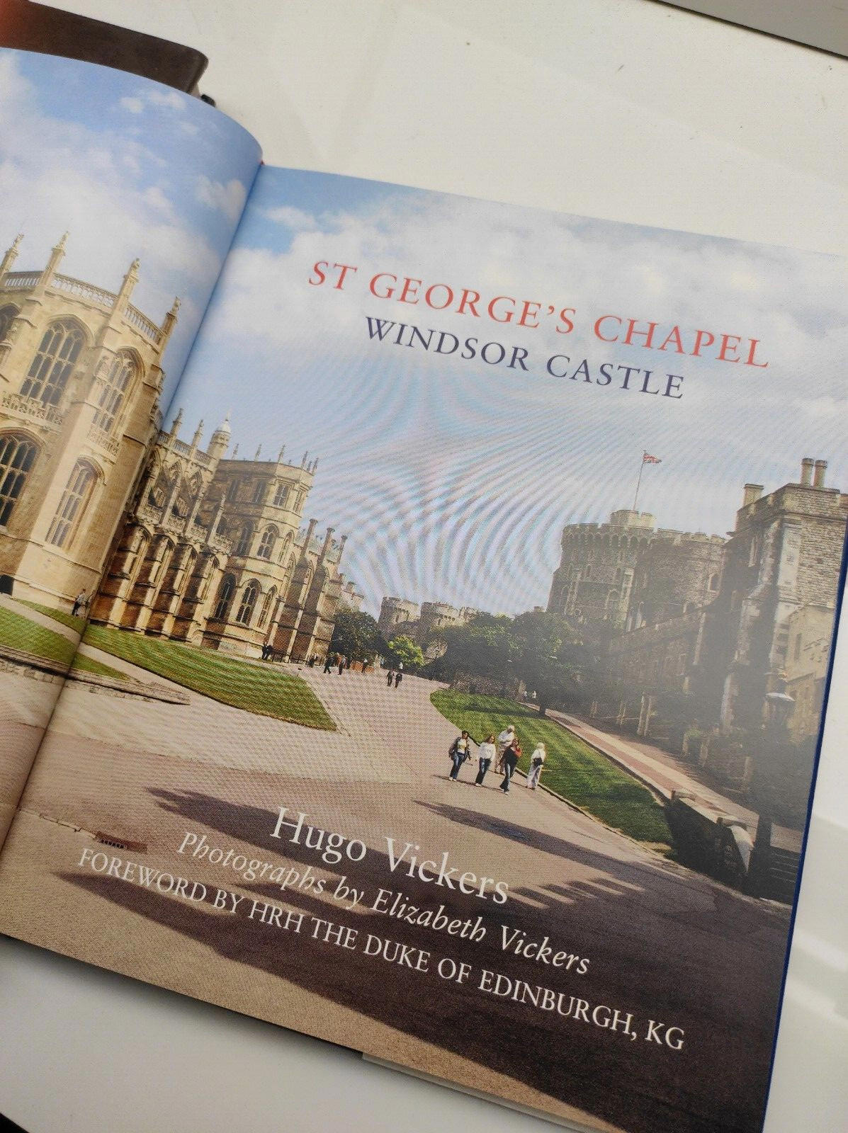 ST GEORGE'S CHAPEL, WINDSOR CASTLE By Hugo Vickers - Hardcover SIGNED BY HUGO