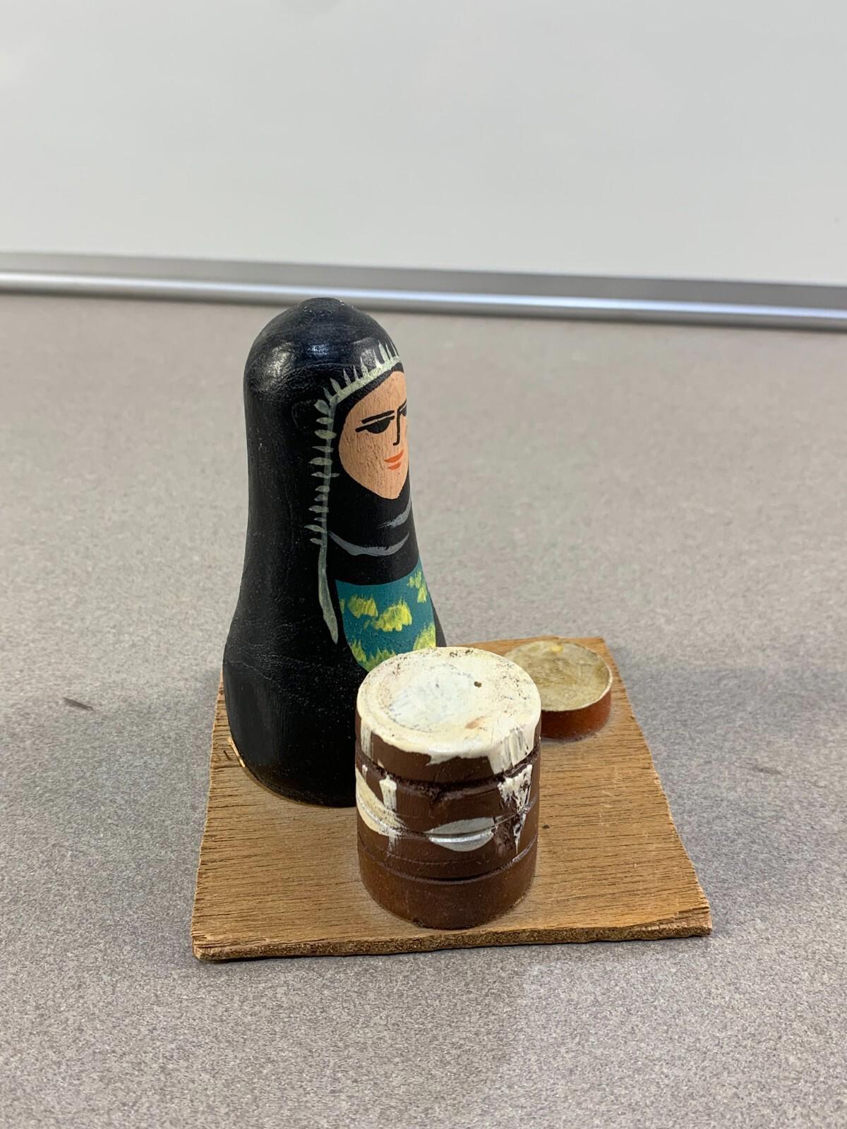 Figurine de marchande arabe en bois peinte à la main