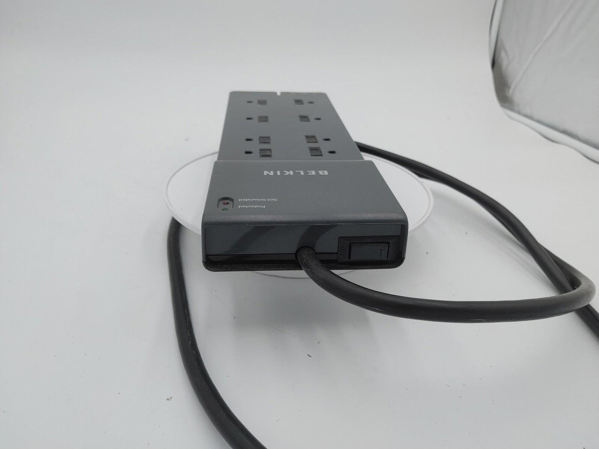 Belkin BE108200-06, multiprise parafoudre grise à 8 prises, testée et fonctionnelle — état passable