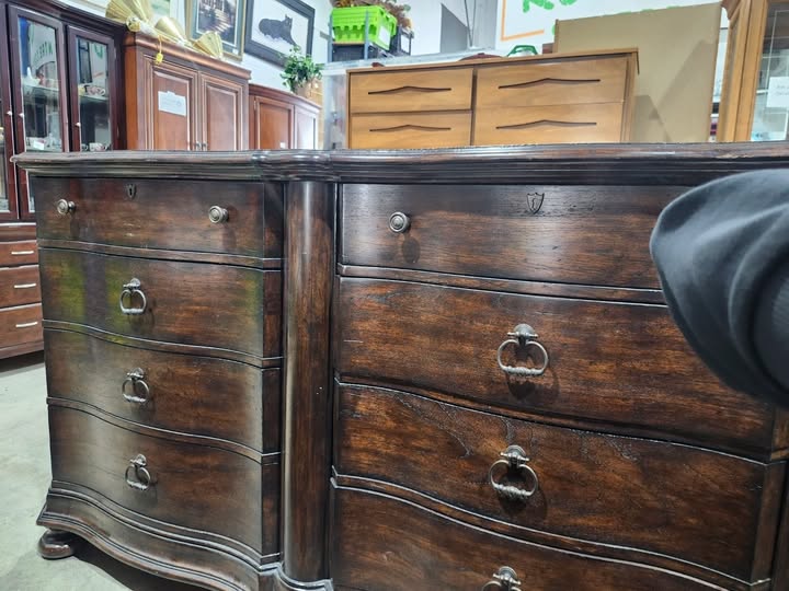 Stanley Furniture - Stunning Solid Wooden Double Dresser