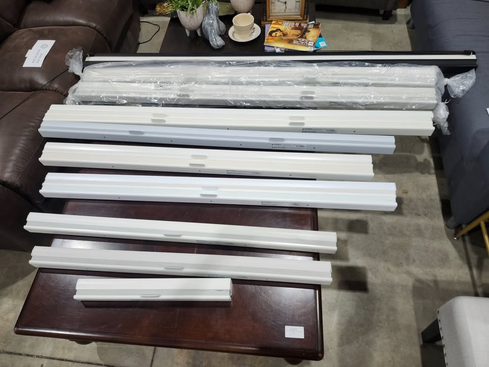 Stores verticaux sans cordon Hunter Douglas   67,5 po de largeur x 69,625 po de longueur (descente par le haut, remontée par le bas)