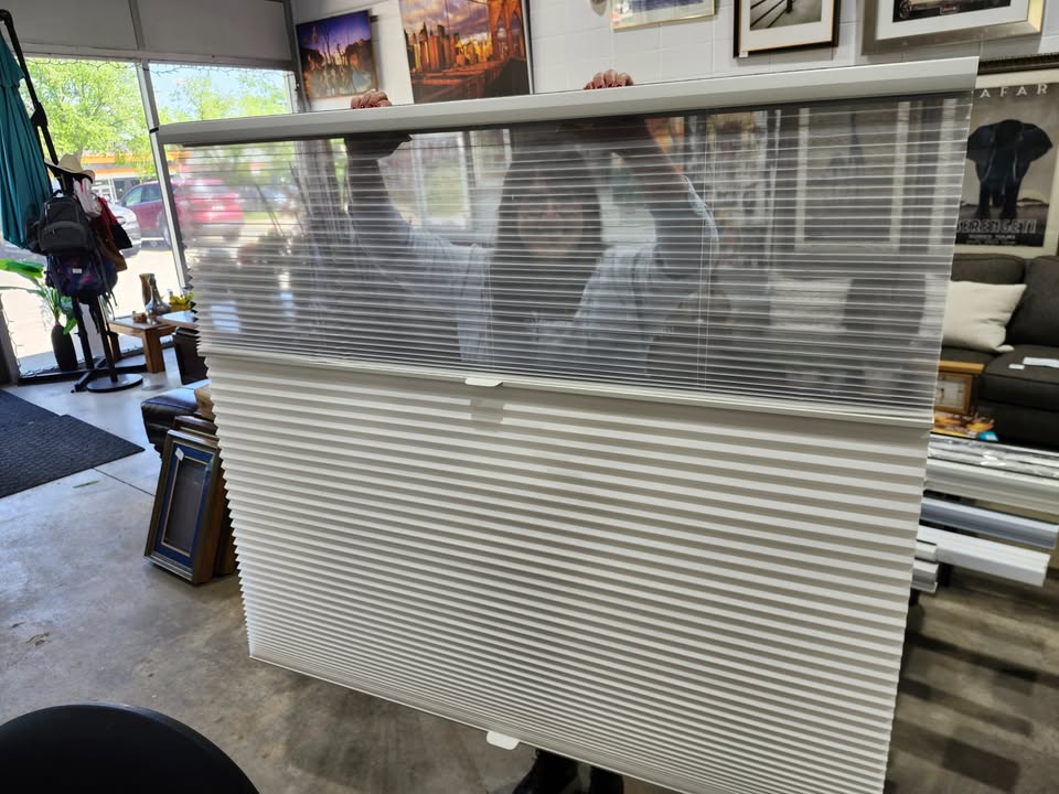 Stores verticaux sans cordon Hunter Douglas   67,5 po de largeur x 69,625 po de longueur (descente par le haut, remontée par le bas)