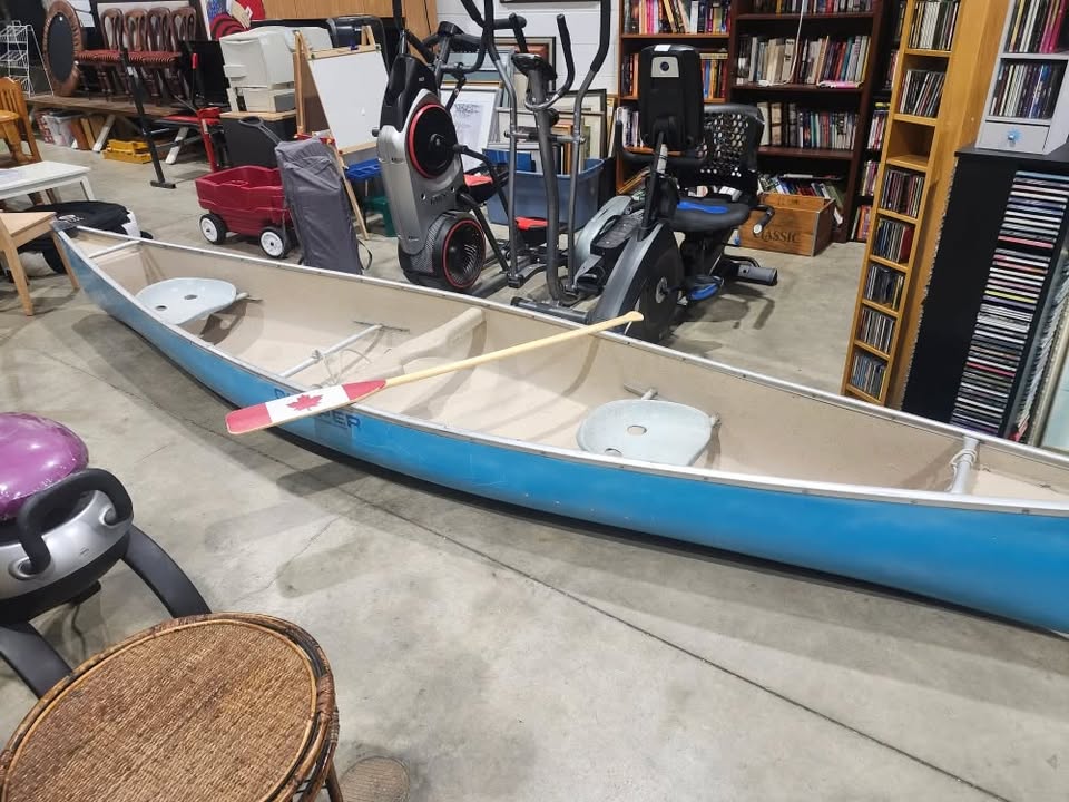Clipper 16' Ranger Canoe with Paddle