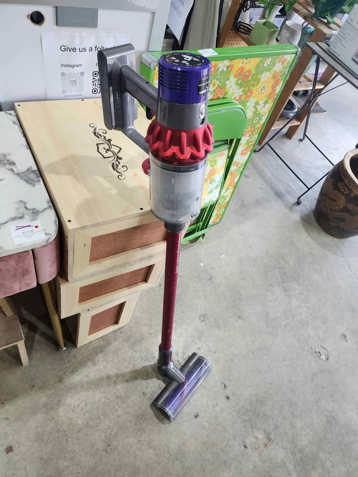 Dyson Cyclone V10 Motorhead Vacuum - Possibly Broken