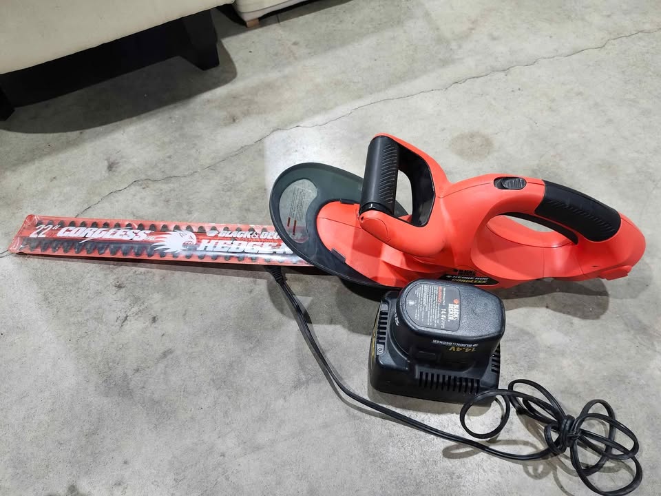 Black & Decker Hedge Hog 22" Cordless Hedge Trimmer