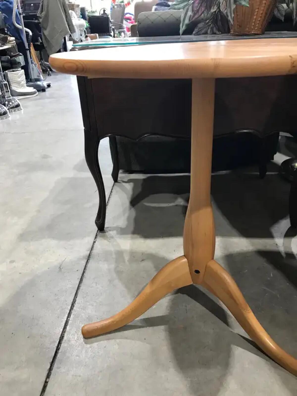 Rustic Round Pine Side Table - 22.5’ x 19.5’