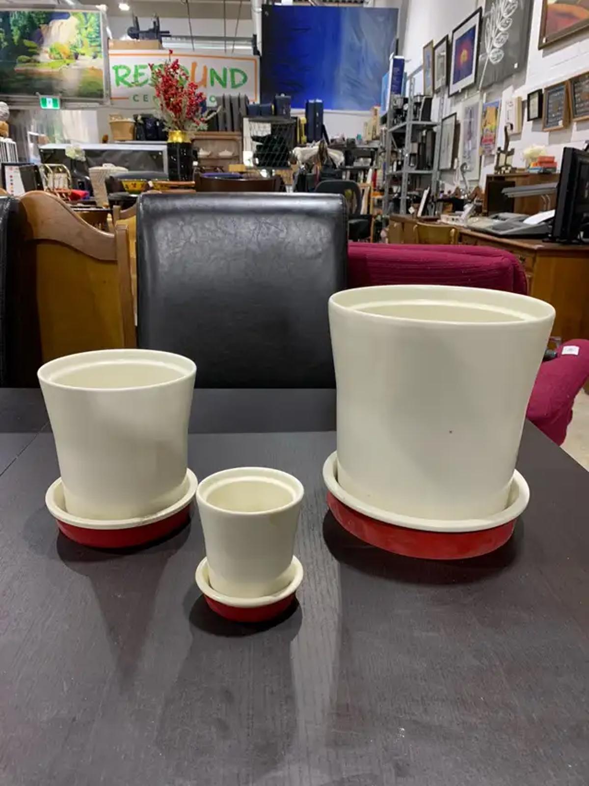 Pots à fleurs crème avec base en caoutchouc rouge – lot de 3
