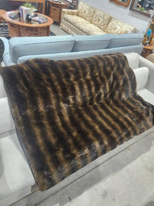Max Cocos Faux Fur Throw Blanket